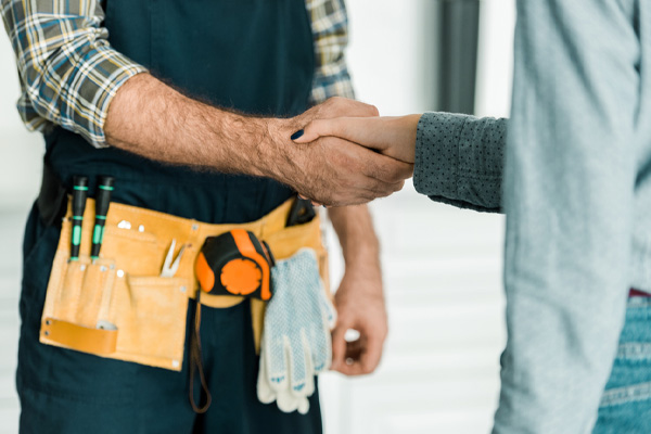 image of an hvac contractor shaking hands with homeowner after boiler repair