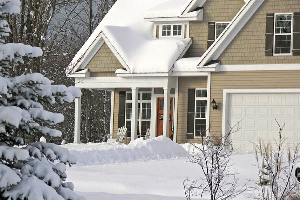 house in snow depicting home heating oil consumption in winter