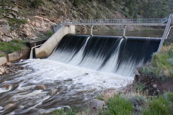 image of a dam depicting hydroelectric power