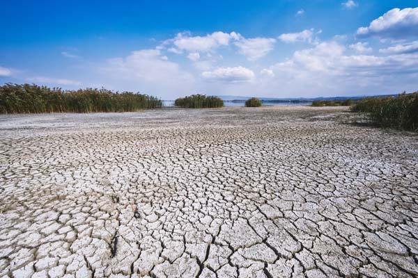 image of a dry lake bed depicting global warming and climate crisis